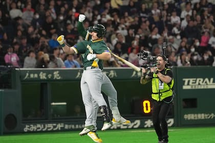 Alex Hall, cátcher de Australia, festeja tras conectar un jonrón ante República Checa en el juego de
