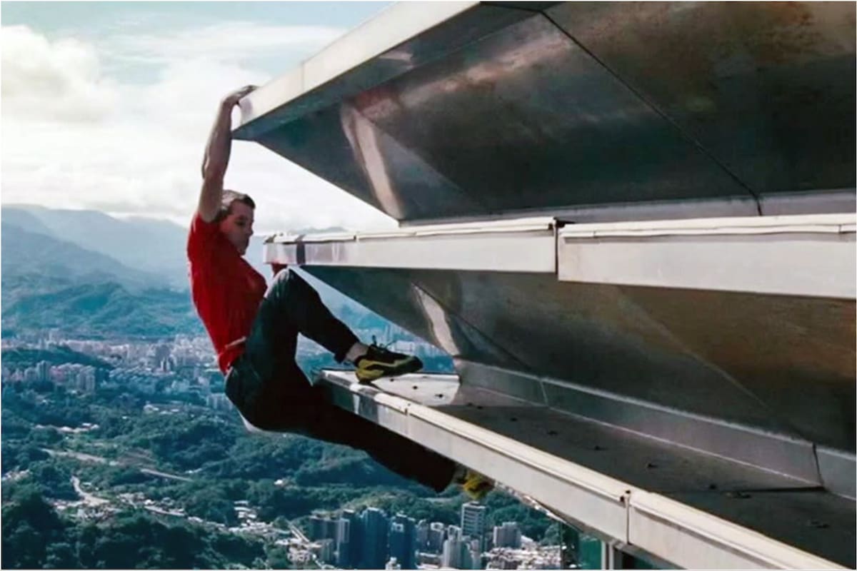 Alex Honnold reveló qué pensó en el momento en que quedó colgado solo de las piernas al escalar el edificio más alto del mundo