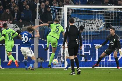 Alex Kral del Schalke anota superando al portero del Wolfsburg Koen Casteels, pero el gol fue anulado en el encuentro de la Bundesliga del viernes 10 de febrero del 2023. (Bernd Thissen/dpa via AP)