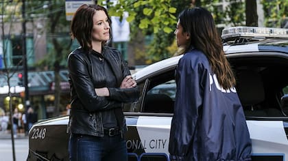 Alex (Chyler Leigh), la hermana adoptiva de Supergirl y la nueva policía Maggie Sawyer (Floriana Lima)