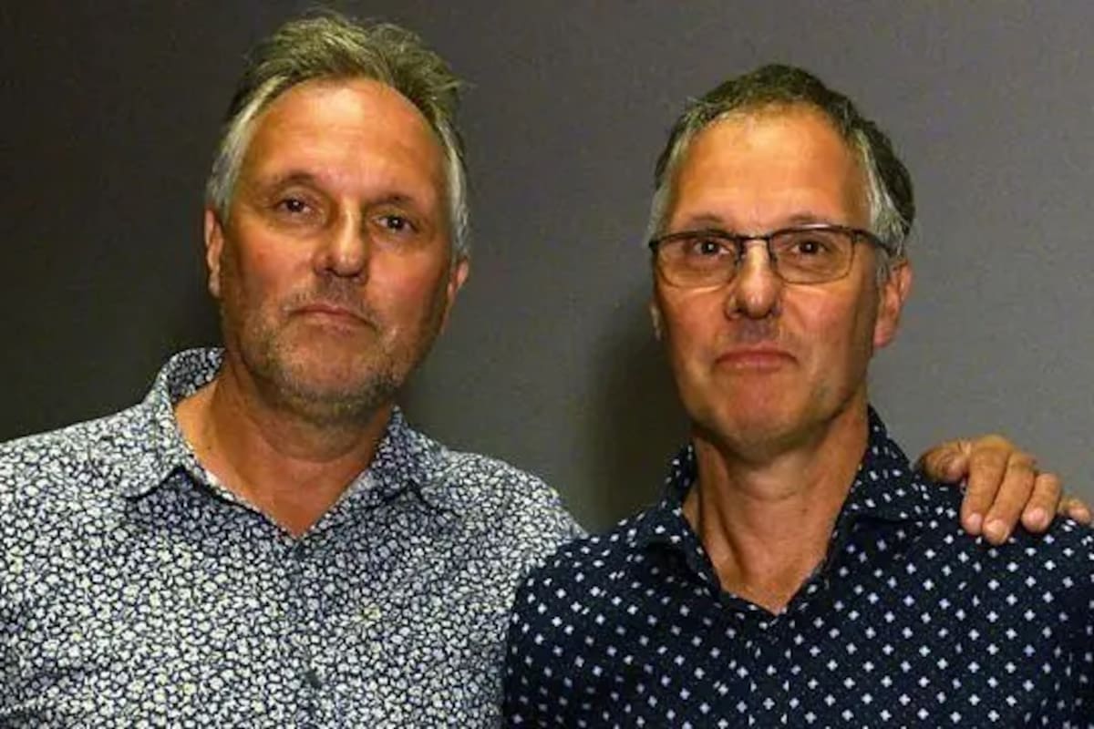 Alex Lewis (derecha) perdió la memoria en un accidente de motocicleta y reconstruyó su pasado con información de la única persona que aún reconocía: su hermano gemelo, Marcus (izquierda)