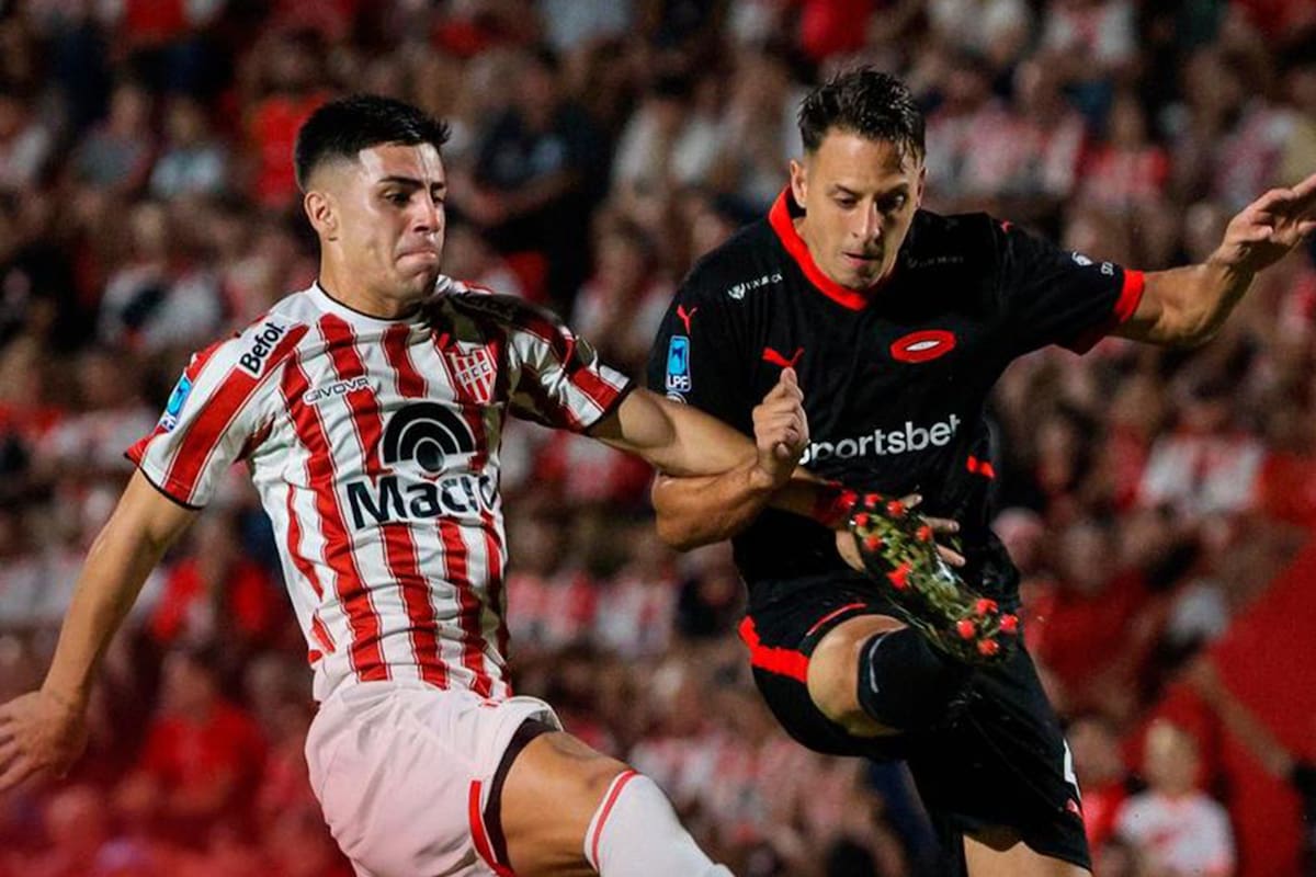 Álex Luna, exIndependiente y autor del gol del empate de Instituto, disputa la pelota con Santiago Arias; el Rojo y un paso en falso en Córdoba