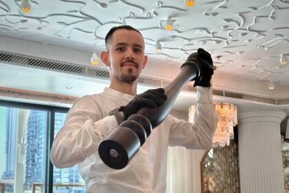 Alex Ortiz León es sommelier en un restaurante en Dubái