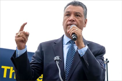 Alex Padilla calificó a la captura de Nicolás Maduro como "una peligrosa receta para el caos en la región"