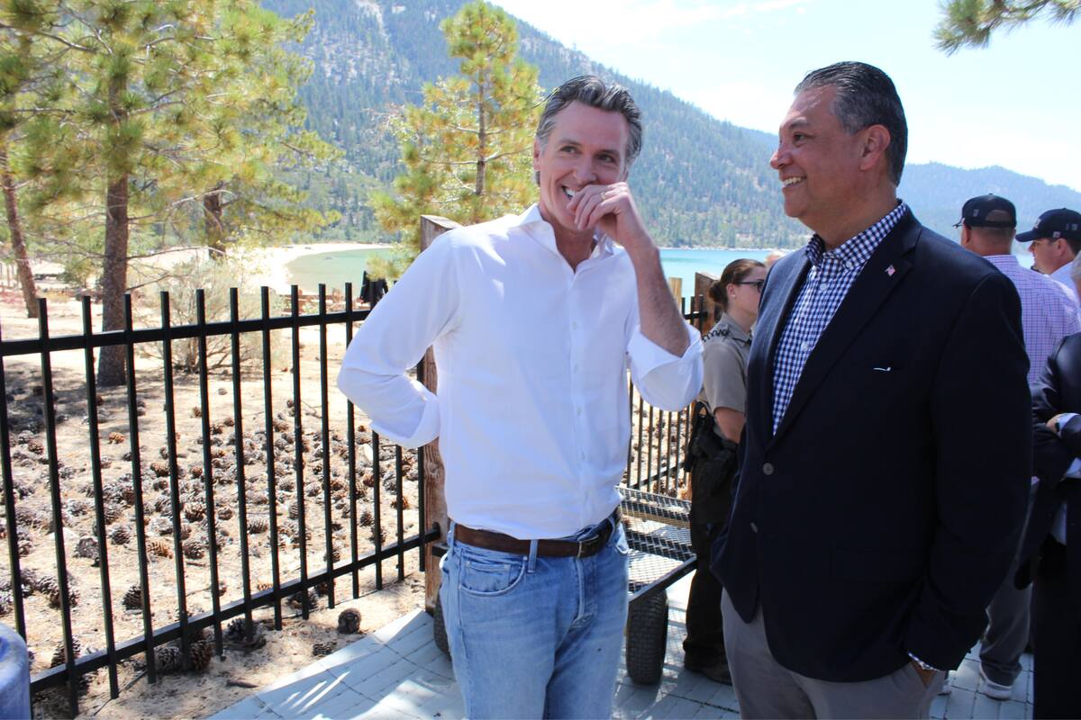 Alex Padilla emerge como un candidato fuerte con sólidos vínculos en el establishment demócrata y una historia personal que lo conecta directamente con comunidades inmigrantes y trabajadoras