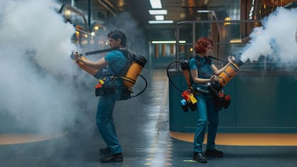 Álex Pina y Esther Martínez Lobato, creadores detrás del éxito internacional de La casa de papel, presentan su nueva producción (Foto: Netflix)