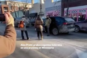 Alex Pretti, mientras grababa el accionar de los agentes federales en Minnesota, el sábado 24 de enero a la mañana