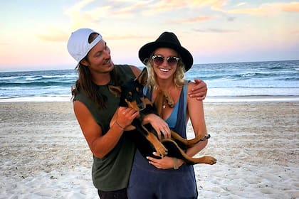 Alex Pullin y su novia Ellidy Vlug junto a su perro Rummi.