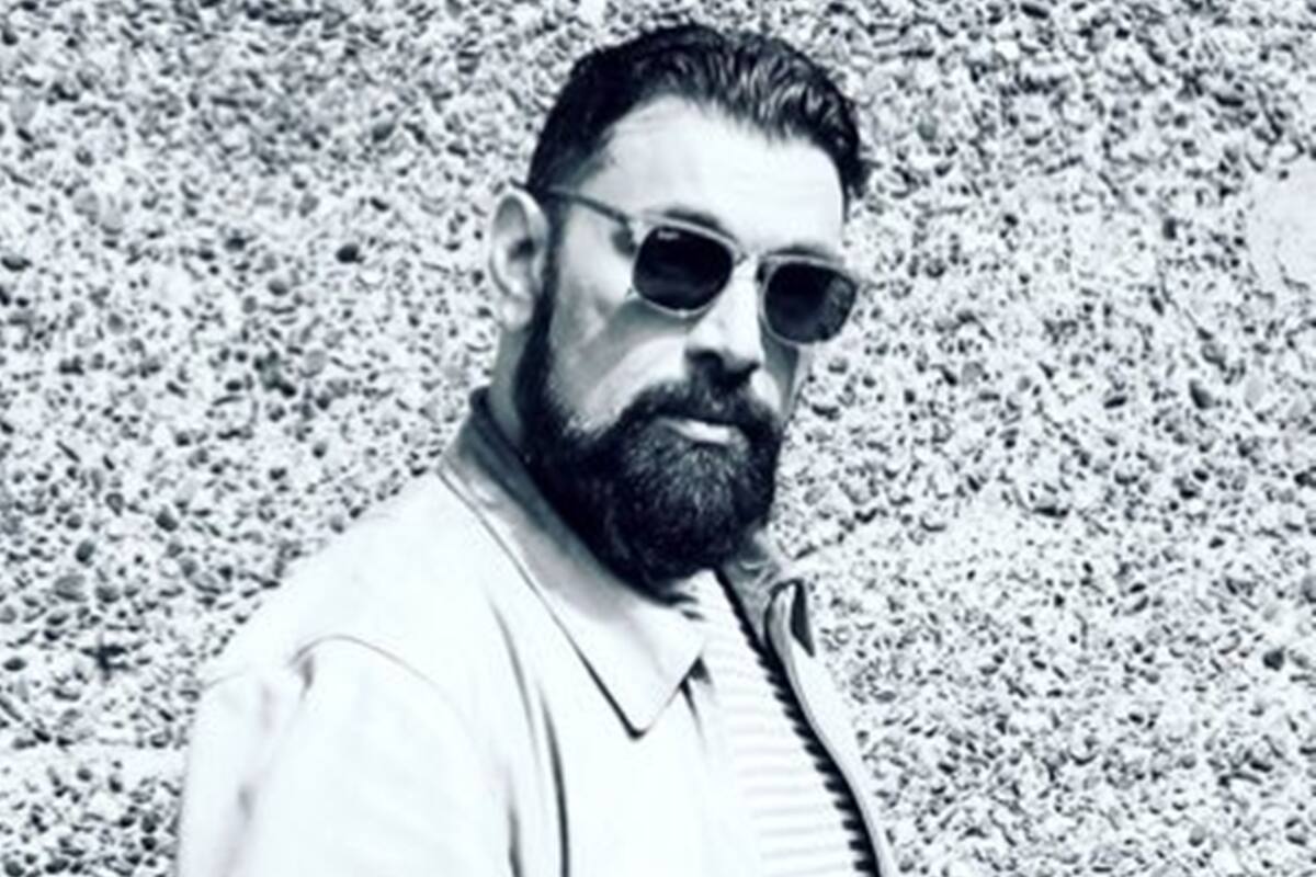 Alex quiso adoptar a una mascota pero mientras iba a su encuentro, le dijeron que no por su orientación sexual.