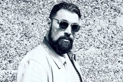 Alex quiso adoptar a una mascota pero mientras iba a su encuentro, le dijeron que no por su orientación sexual.