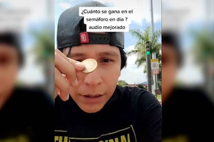 Alex Rivera dedica hace free style futbol en un semáforo de Veracruz, y confesó en un video en su cuenta de TikTok cuánto gana en un día