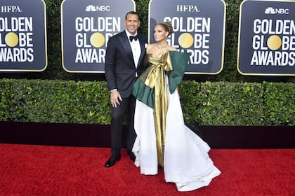 Jennifer Lopez, junto a Alex Rodriguez; la actriz aspiraba a quedarse con el Globo de Oro por su labor en Estafadoras de Wall Street, pero no pudo ser