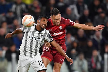 Alex Sandro y Lucas Ocampos, en plena batalla aérea