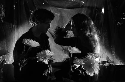 Alex Scally y Victoria Legrand nacieron y crecieron en Baltimore, la ciudad que se hizo famosa en todo el mundo gracias a la serie The Wire