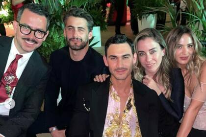 Alex Speitzer durante la fiesta de los Premios Latino 2022, junto a amigos, y a su pareja, Shannon de Lima