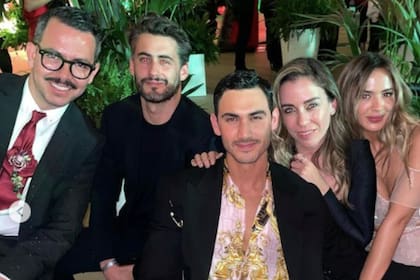 Alex Speitzer durante la fiesta de los Premios Latino 2022, junto a amigos, y a su pareja, Shannon de Lima