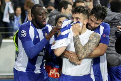 Alex Telles celebra el gol para el Porto