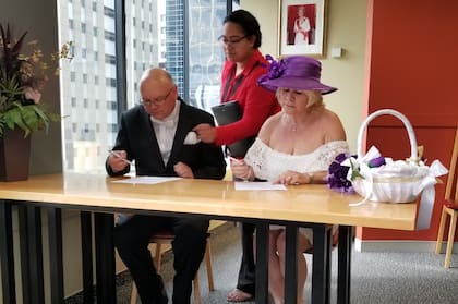 Alex Tucker y Mónica Lekini en el registro civil de Auckland para darle comienzo a una nueva etapa de su vida.