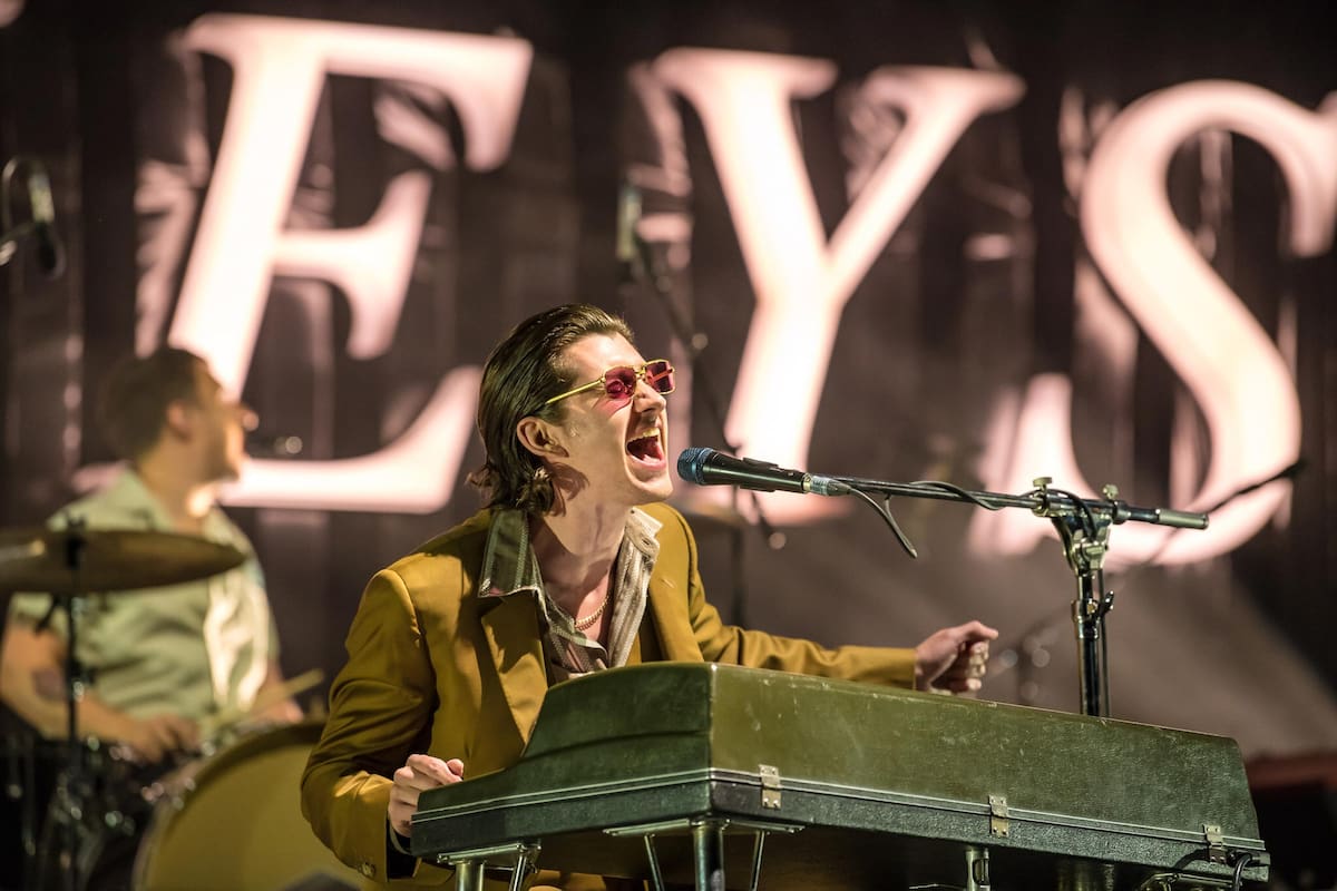 Alex Turner en el Firefly Festival de Delaware, Estados Unidos, en junio de este año. El concierto con el que vendrán a Buenos Aires en marzo de 2019 gira alrededor del piano electrónico, el nuevo instrumento favorito del líder de AM