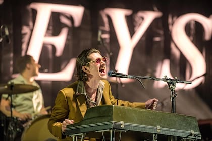 Alex Turner en el Firefly Festival de Delaware, Estados Unidos, en junio de este año. El concierto con el que vendrán a Buenos Aires en marzo de 2019 gira alrededor del piano electrónico, el nuevo instrumento favorito del líder de AM