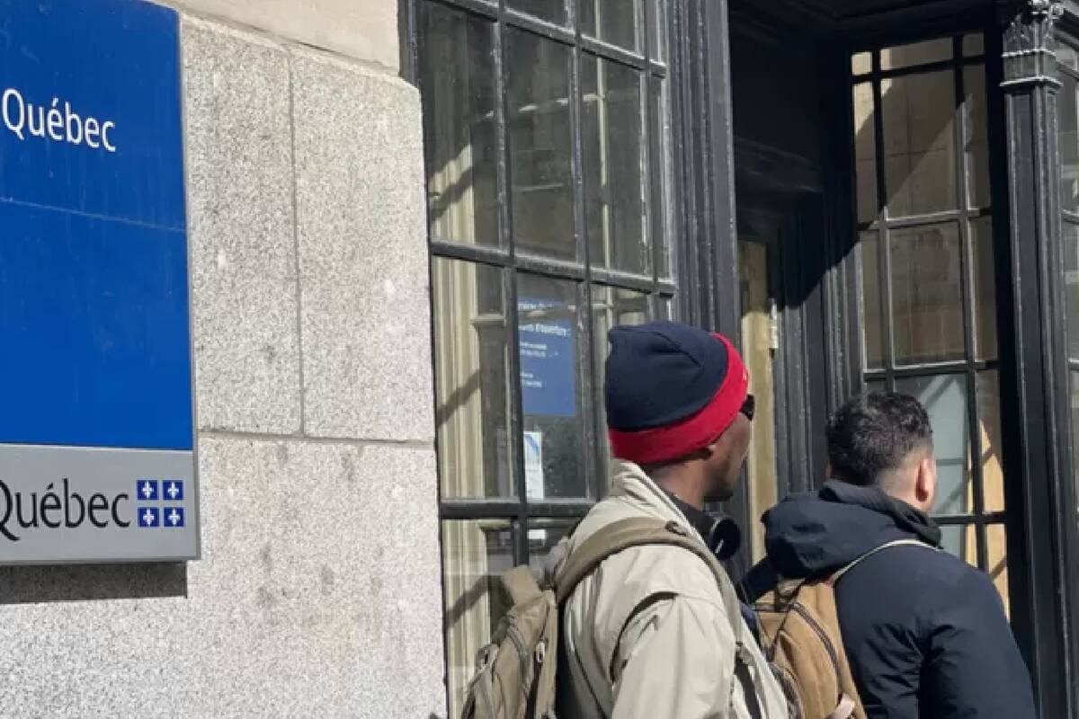 Alex y Federico en una de las oficinas de asistencia social de Quebec en Montreal