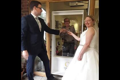 Alex y su esposo se vistieron con la ropa del día del casamiento para ir a visitar al abuelo de ella