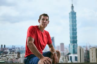 Cuándo y a qué hora transmite Netflix el ascenso sin soga de Alex Honnold a un edificio de 101 pisos