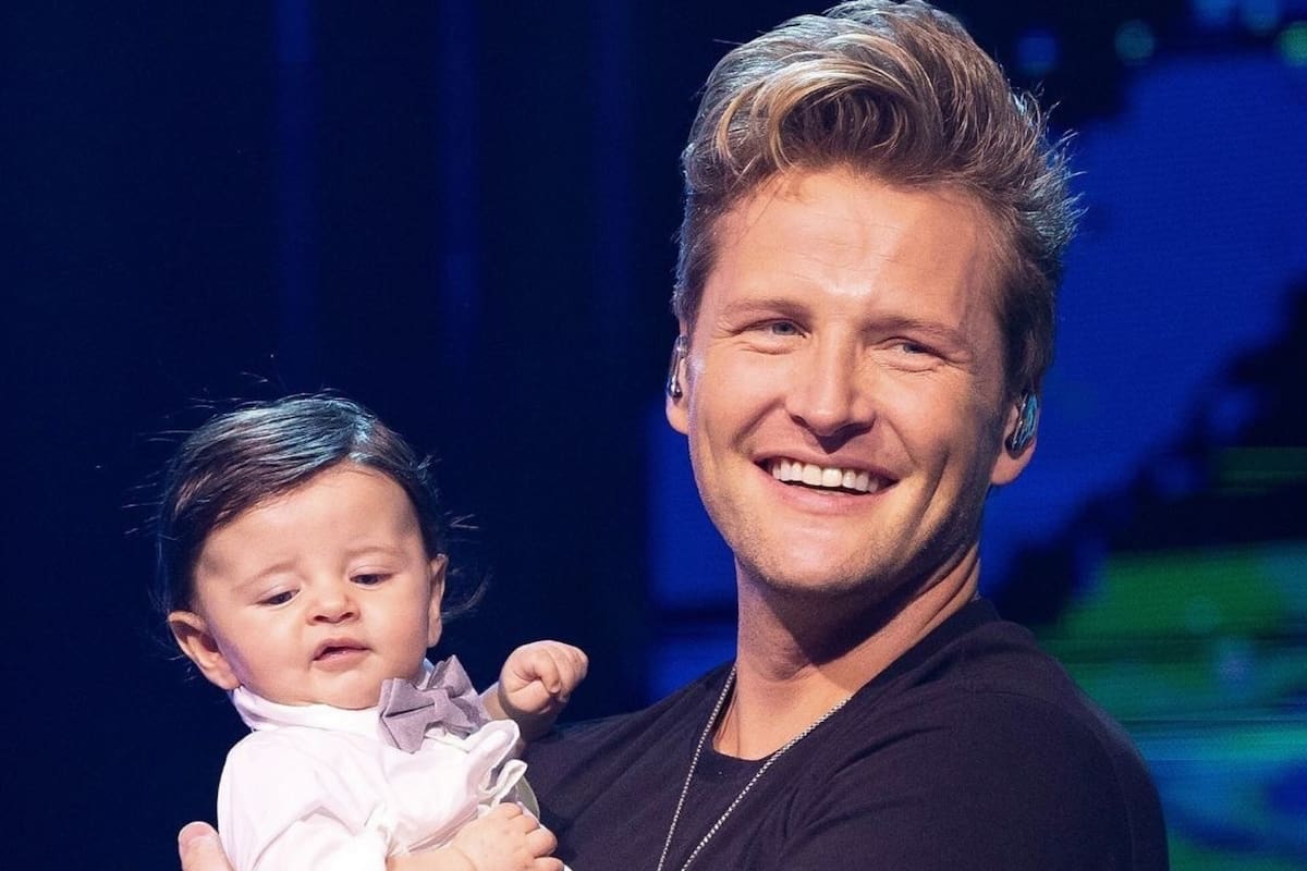 Alexander Acha interpretó su canción “Cuentas conmigo” junto a su familia, en honor a su hijo menor, durante el octavo programa de Juego de Voces 2025