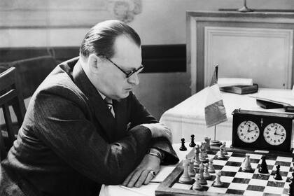 Alexánder Alekhine en Inglaterra en 1938