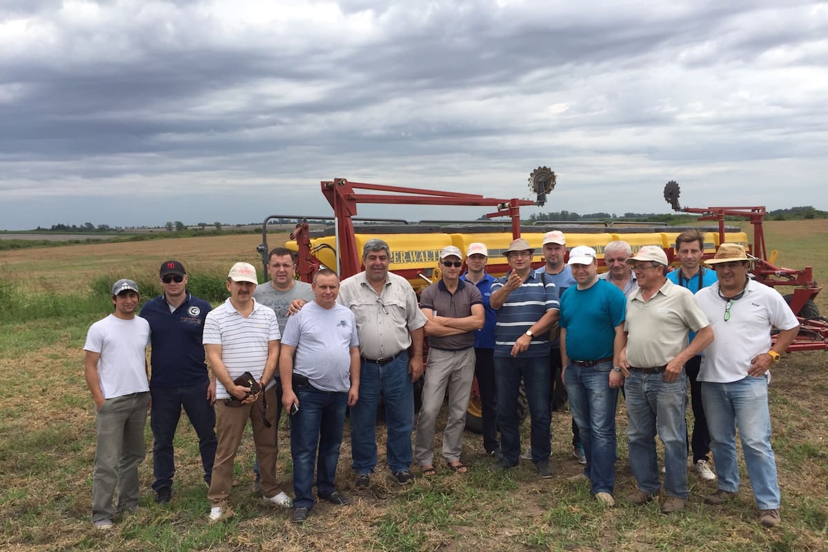 Alexander Belov (con remera a rayas de azul y blanco) con productores ucranianos en Entre Ríos