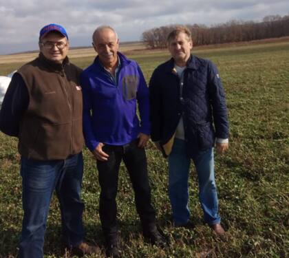 Alexander Belov, Daniel Rearte y un productor ruso, en un campo cerca de Vladivostok, en Rusia