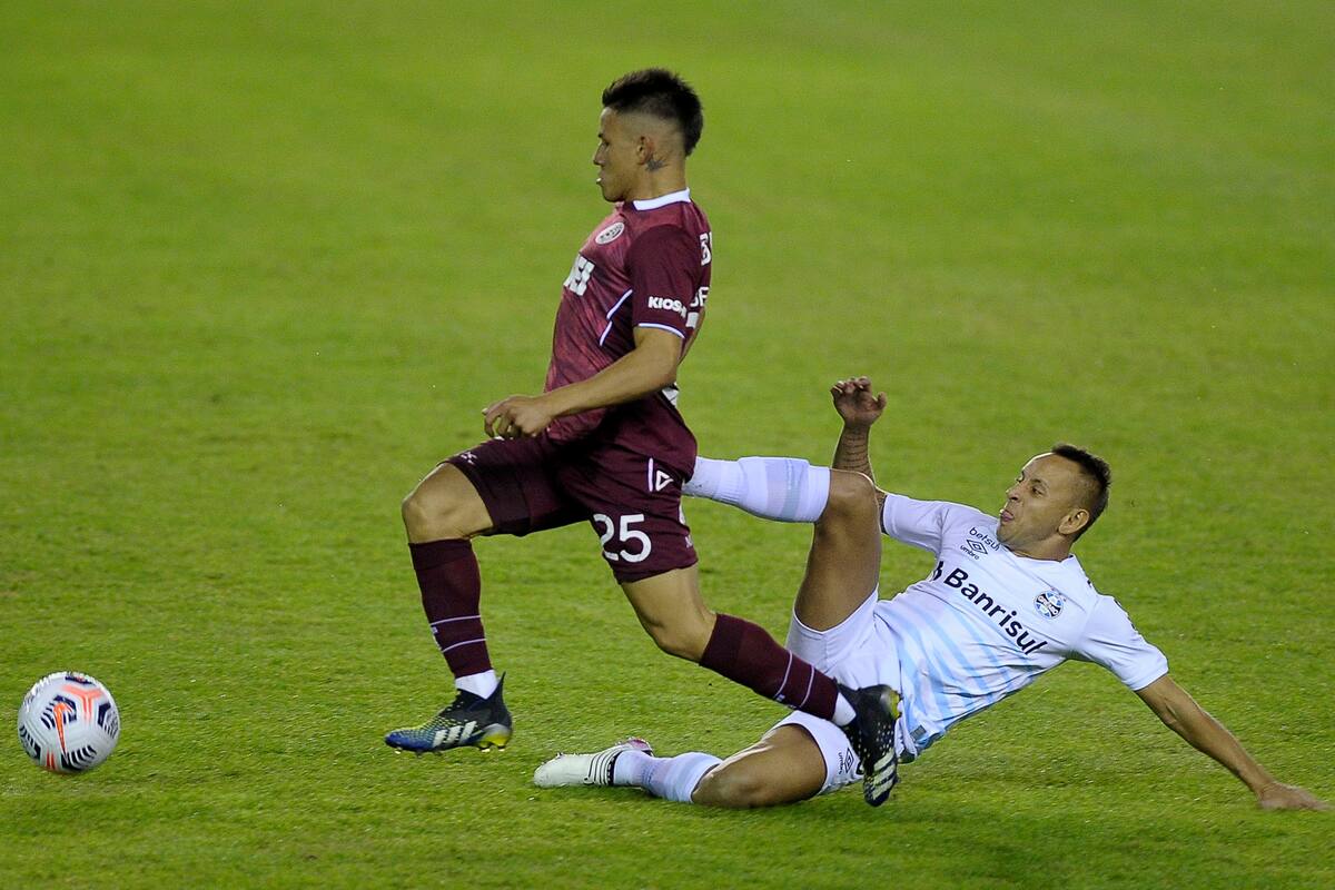 Alexander Bernabei, volante izquierdo de Lanus, intenta desequilibrar en el partido ante Gremio, por la Copa Libertadores