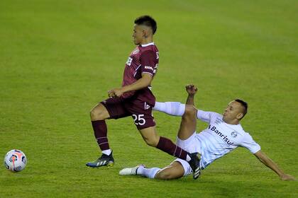 Alexander Bernabei, volante izquierdo de Lanus, intenta desequilibrar en el partido ante Gremio, por la Copa Libertadores
