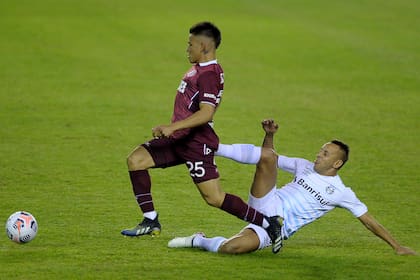 Alexander Bernabei, volante izquierdo de Lanus, intenta desequilibrar en el partido ante Gremio, por la Copa Libertadores