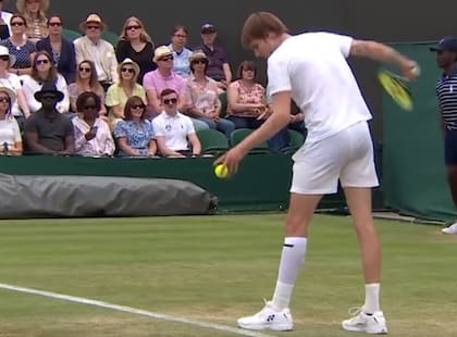 Alexander Bublik sorprendió a Wimbledon, seis saques de abajo ante Tiafoe, en un mismo game