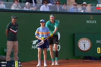 Alexander Bublik y una incómoda situación con una ballgirl en Montecarlo