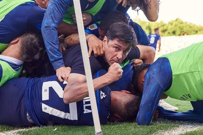 Alexander Cacique Medina en el medio del festejo del gol de Bruno Barticciotto, el domingo frente a Gimnasia y Esgrima La Plata; Talleres encadenó cinco triunfos consecutivos y emparejó la línea de Vélez en lo más alto de la tabla