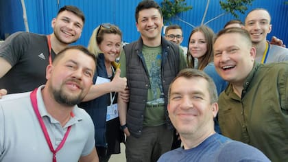 Alexander (derecha) junto a otros voluntarios y a Vitali Kim, el popular gobernador de Mykolaiv (centro)