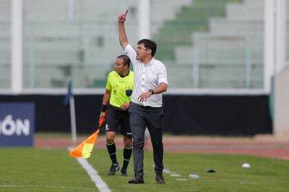 Alexander Medina, entrenador uruguayo de Talleres de Córdoba que este jueves recibe a River en el estadio Mario Alberto Kempes.