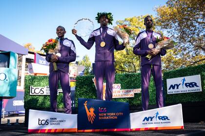 Alexander Mutiso, Benson Kipruto, Y Albert Korir en el podio de medallas al final del Maratón de Nueva York el domingo pasado