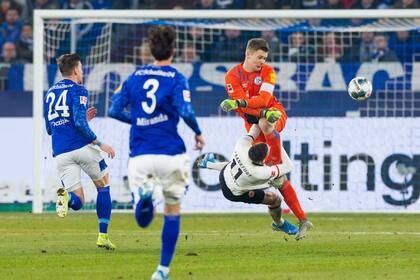 Alexander Nübel fue expulsado por una criminal patada sobre Mijat Gacinovic