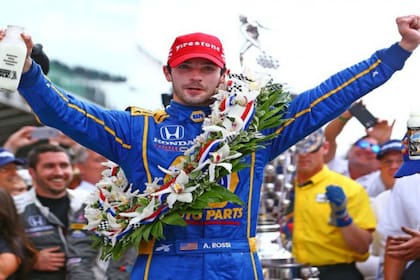 Alexander Rossi celebra su triunfo en la versión 100 en Indianápolis