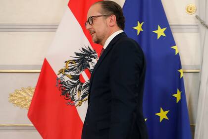 Alexander Schallenberg se dirige a una conferencia de prensa luego de juramentar como canciller de Austria, en la Cancillería Federal, en Viena, el 11 de octubre de 2021. (AP Foto/Lisa Leutner)