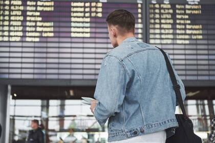 Alexander se hizo pasar por auxiliar de vuelo para conseguir pasajes de avión gratis
