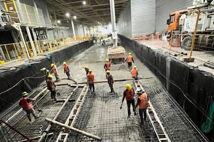 Alexander Seitz, Executive Chairman de Volkswagen Brasil y CEO de la región Latinoamérica, recorrió junto a Marcellus Puig, CEO y presidente de Volkswagen Group Argentina, el avance de las obras para la nueva Amarok
