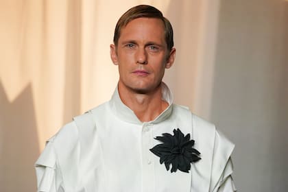 Alexander Skarsgård lució un curioso traje de la firma Valentino