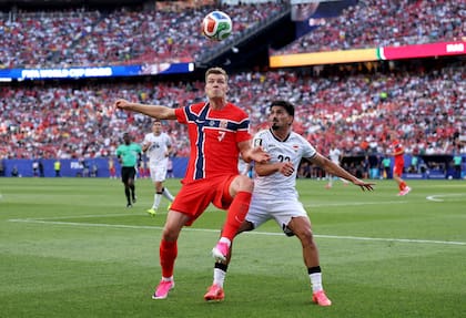 Alexander Sorloth aguanta la pelota ante Merchas Doski