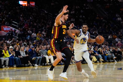 Alexander-Walker anota 24 puntos y lidera a los Hawks que vencen 124-111 a los Warriors