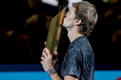 Alexander Zverev de Alemania besa el trofeo después de vencer a Frances Tiafoe de Estados Unidos en el partido final del ATP 500 de Viena