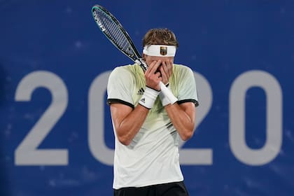 Alexander Zverev, de Alemania, reacciona después de derrotar a Novak Djokovic, de Serbia, durante la ronda semifinal de la competencia de tenis masculino
